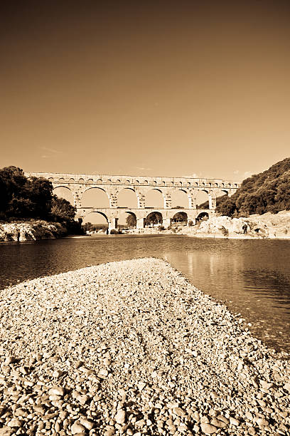 ニーム、フランスの近くのポン・デュ・ガール - aqueduct roman ancient rome pont du gard ストックフォトと画像