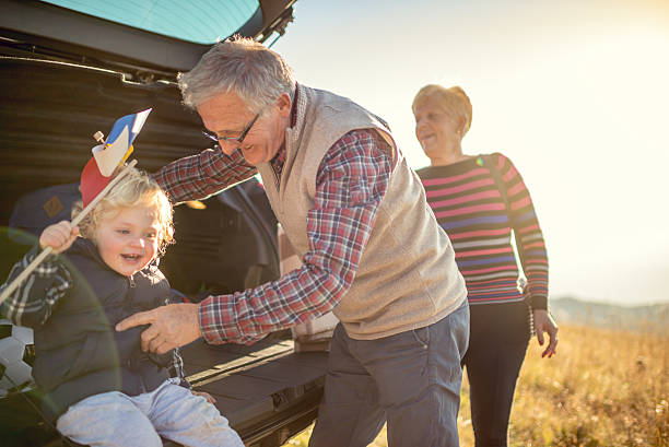 nonni e nipoti all'aperto - car family picnic vacations foto e immagini stock