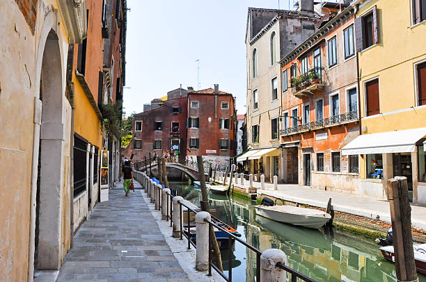 венецианский канал в полдень в венеции, италия. - europe sunlight river sun стоковые фото и изображения