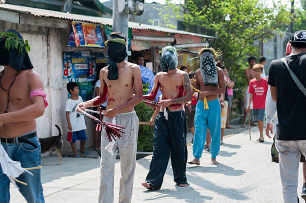 flagellants qui mortifier eux-mêmes - flagellation photos et images de collection