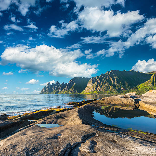 ダヴリルのジョーノルウェー、島センジャ - norway fjord lofoten red ストックフォトと画像