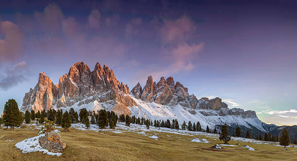 alpen gow w: geisler group in southtirol, alps -xxxl panorama - alpenglow autumn beauty in nature clear sky zdjęcia i obrazy z banku zdjęć