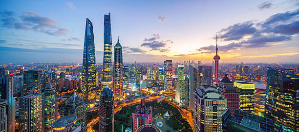 horizonte de xangai ao pôr-do-sol - international landmark built structure lujiazui building exterior - fotografias e filmes do acervo