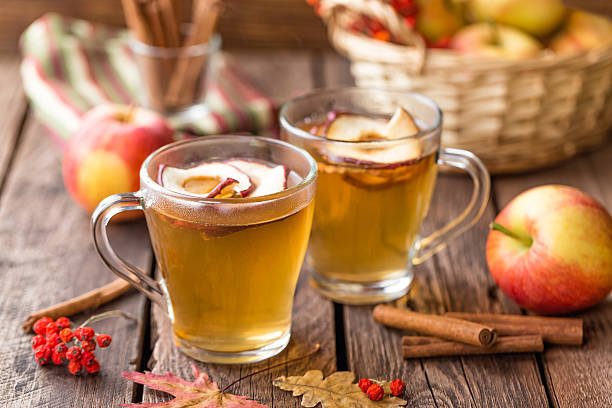 sidra de manzana  - hot apple cider cider cinnamon heat fotografías e imágenes de stock