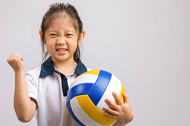 화이트에 고립 된 배구를 들고 있는 어린이 - volleyball child indoors sport 뉴스 사진 이미지