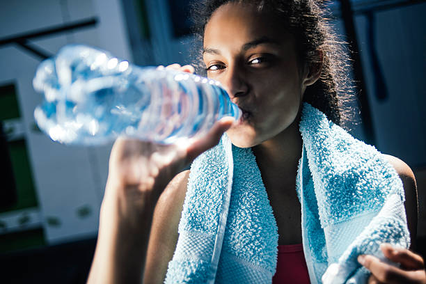 l'idratazione è essenziale - water bottle healthy eating water bottle foto e immagini stock