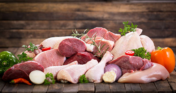 необработанные мясо  - fresh meat стоковые фото и изображения