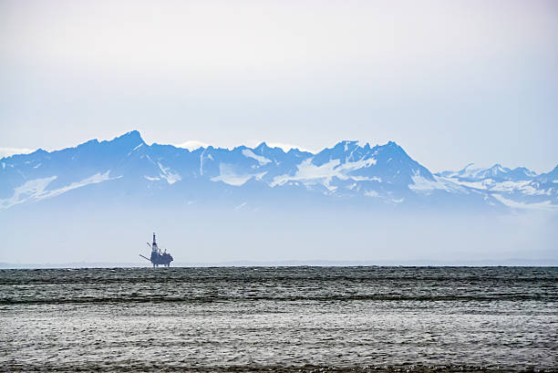 oil rig in the mist - oil rig sea oil industry oil imagens e fotografias de stock