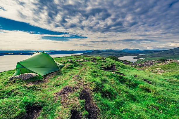 namiot w: old man of storr, scotland - landscape scotland scottish culture isle of skye zdjęcia i obrazy z banku zdjęć