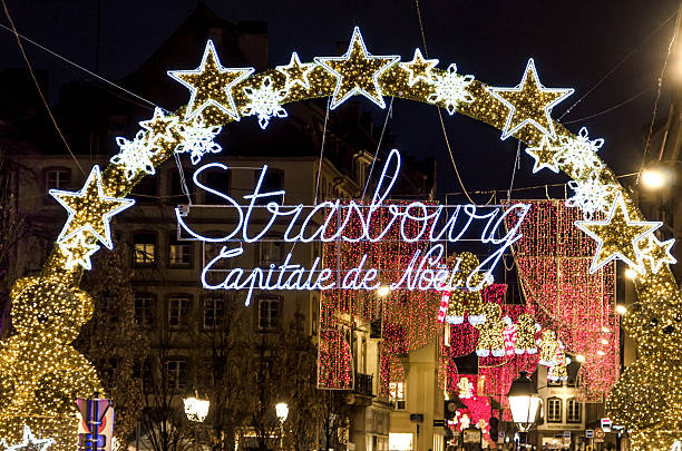 la entrada al centro de la ciudad de estrasburgo tiempo de navidad - estrasburgo fotografías e imágenes de stock