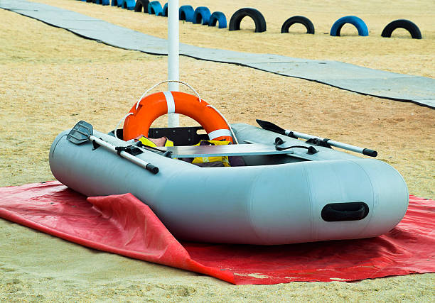 sauvetage en bateau gonflable - insurance lifeguard life sport photos et images de collection
