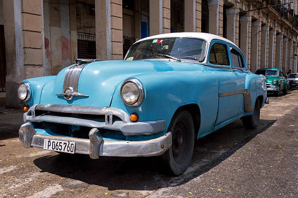 vieille voiture à la havane - chevrolet havana cuba 1950s style photos et images de collection