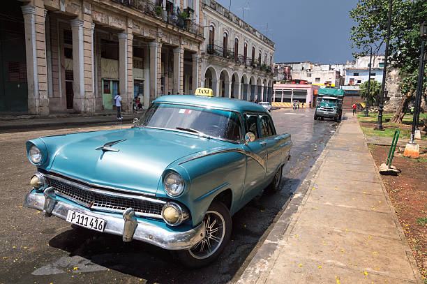 au havana blue taxi - chevrolet havana cuba 1950s style photos et images de collection