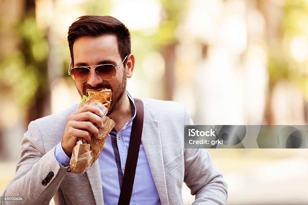 Geschäftsmann mit Snack - Lizenzfrei Essen - Mund benutzen Stock-Foto