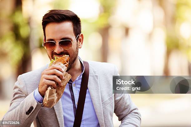 Geschäftsmann Mit Snack Stockfoto und mehr Bilder von Essen - Mund benutzen - Essen - Mund benutzen, Sandwich, Unterwegs