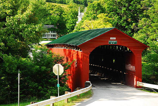 arlington covered bridge - town rural scene road new england stock-fotos und bilder