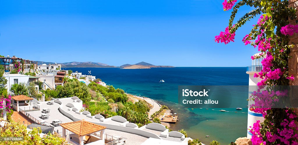 Schöne Blumen umrahmen einen Meerblick auf Ortakent, Bodrum, Türkei - Lizenzfrei Bodrum Stock-Foto