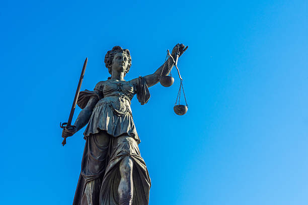 justitia monument - francfort - statue of justice symbol justice law photos et images de collection