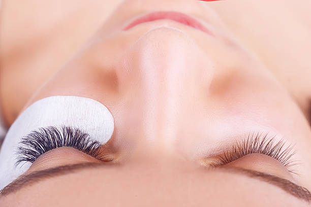 ciglia estensione della procedura. donna occhio con ciglia lunghe. lashes, primo - foreigner foto e immagini stock