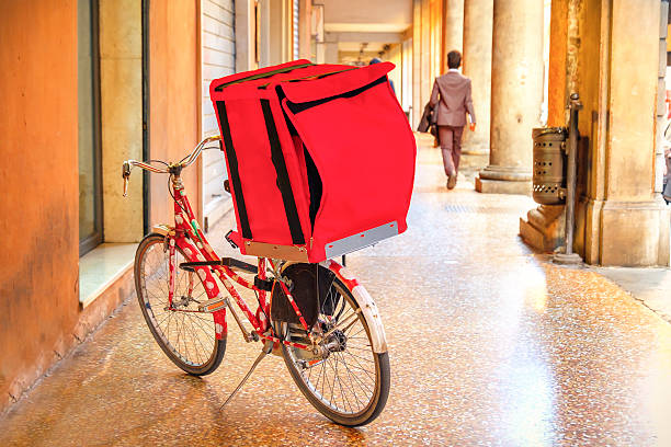 livraison de vélo vélo boîte rouge vélo - shipping supplies photos et images de collection