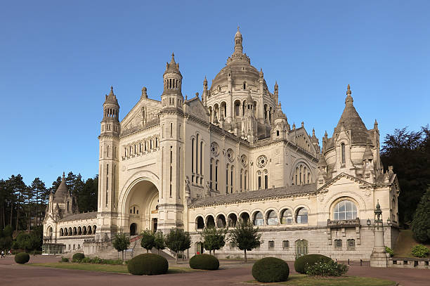 basílica de santa therese de lisieux na normandia - saint therese church - fotografias e filmes do acervo