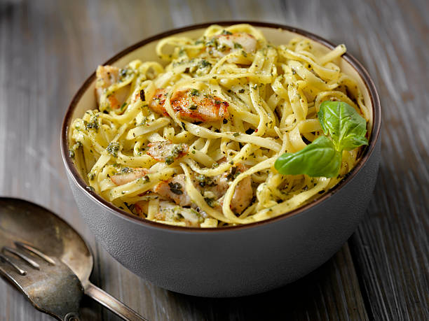 linguine z grillowanym kurczakiem i sosem bazyliowym pesto - italian cuisine linguini chicken pasta zdjęcia i obrazy z banku zdjęć