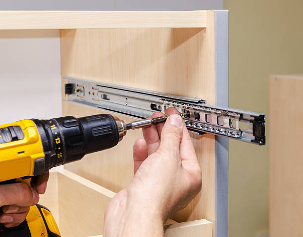 lắp ráp đồ nội thất cận cảnh - dây chuyền sản xuất hình ảnh sẵn có, bức ảnh & hình ảnh trả phí bản quyền một lần