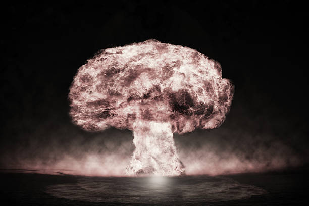 explosión nuclear en un entorno al aire libre. símbolo del medio ambiente - bomba atomica fotografías e imágenes de stock
