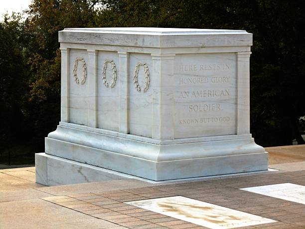 アーリントン  - tomb of the unknown soldier 写真 ストックフォトと画像