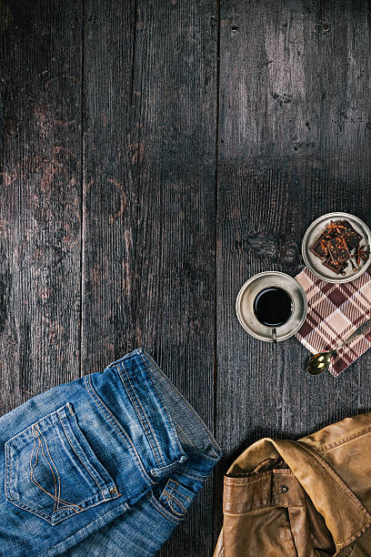 vista superior de café e chocolate com vestuário - coffee hot drink cup teaspoon - fotografias e filmes do acervo