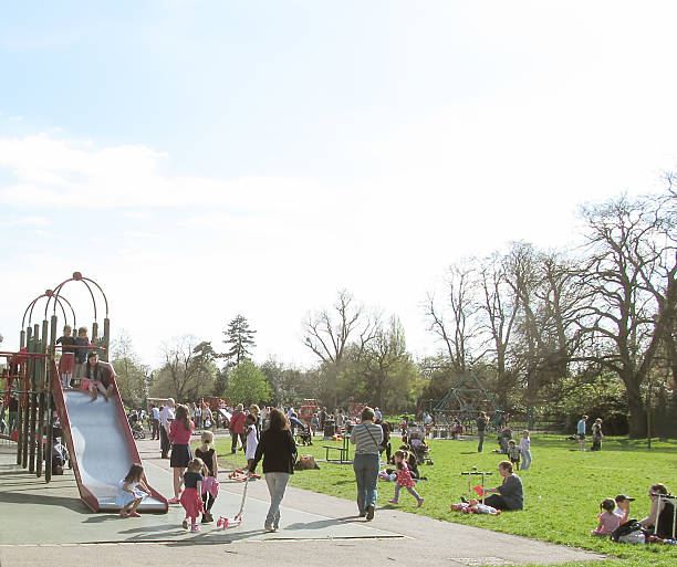 公園で晴れた日曜日 - family child crowd british culture ストックフォトと画像