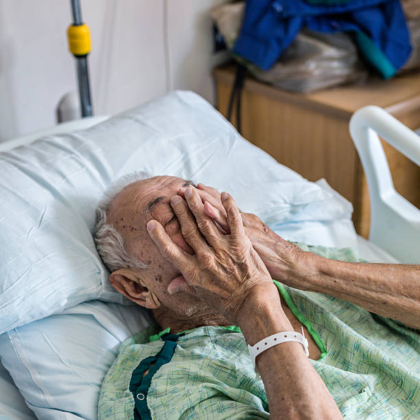 paciente de hospital de hombre mayor nervioso que cubre la cara con las manos - over 90 fotografías e imágenes de stock