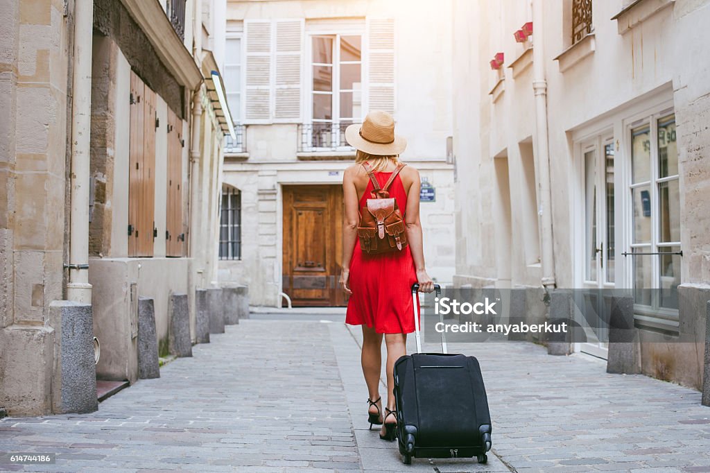 hotel, turista a piedi con valigia per strada - Foto stock royalty-free di Valigia