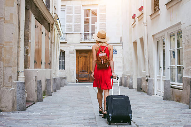 hotel, turista a piedi con valigia per strada - travel red vacations outdoors foto e immagini stock