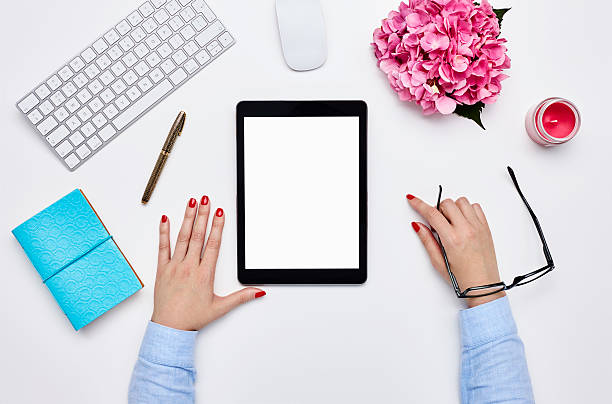 blogger hält brille von digitalen tablet auf blogger schreibtisch - temperate flower hydrangea plant flower stock-fotos und bilder