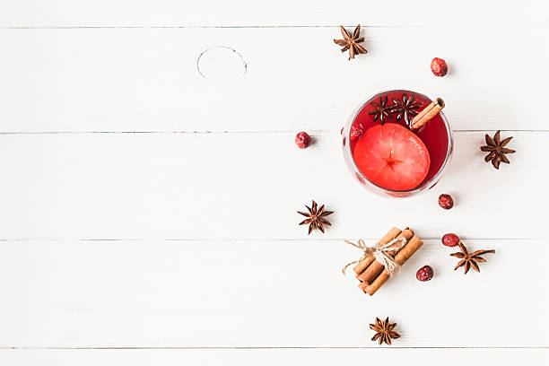 クリスマスドリンク。スパイスと伝統的な熟したワイン。フラットレイ - hot apple cider cider cinnamon heat ストックフォトと画像