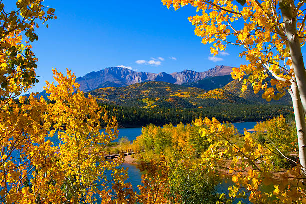 горы пайкс пик и кристаллами резервуар - mountain mountain range colorado autumn стоковые фото и изображения