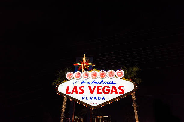 bienvenido al fabuloso letrero de neón de las vegas nevada - welcome to fabulous las vegas sign las vegas metropolitan area famous place night fotografías e imágenes de stock