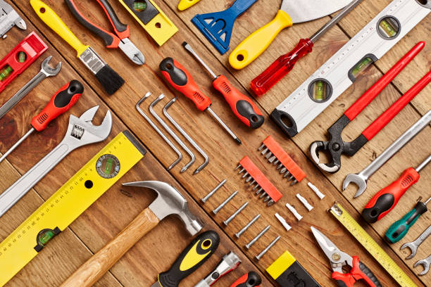 테이블에 대각선으로 배열 된 손 도구의 전체 프레임 샷 - hand tool construction equipment household equipment work tool 뉴스 사진 이미지