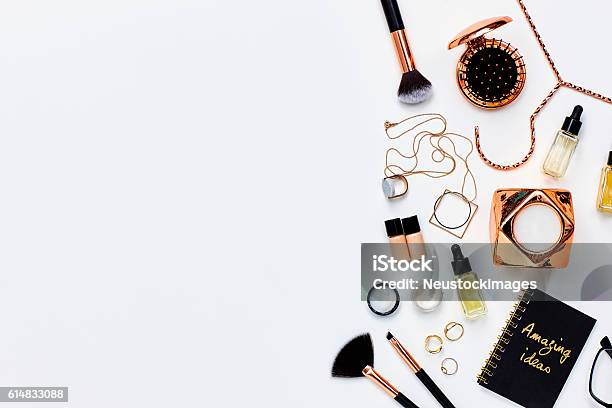 Varios Productos De Belleza Y Joyas Sobre Fondo Blanco Foto de stock y más banco de imágenes de Maquillaje