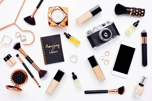 płaski lay produktów kosmetycznych na biurku blogerów - make up brush make up fashion equipment zdjęcia i obrazy z banku zdjęć