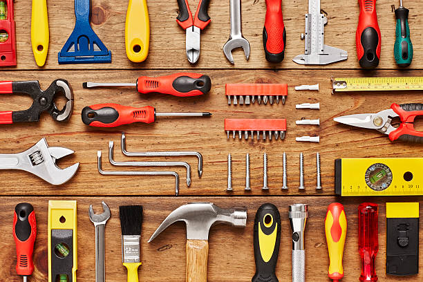 나무에 배치 된 다양한 손 도구의 풀 프레임 샷 - hand tool construction equipment household equipment work tool 뉴스 사진 이미지