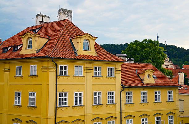 hermosas casas antiguas en la parte histórica de praga, república checa. - classic europe urban scene prague fotografías e imágenes de stock