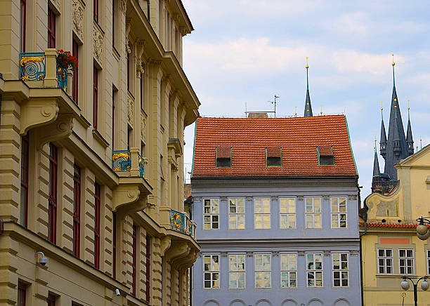 hermosas casas antiguas en la parte histórica de praga, república checa. - classic europe urban scene prague fotografías e imágenes de stock