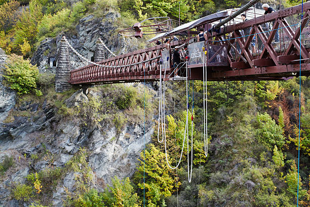 saut à l’élastique commercial au pont kawarau près de queenstown - kawarau river photos et images de collection