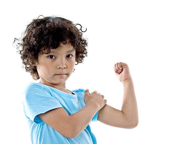 маленький мальчик, показывающий свои �мышцы - flexing muscles little boys human muscle strength стоковые фото и изображения