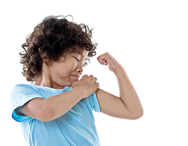 niño pequeño mostrando sus músculos - flexing muscles fotos fotografías e imágenes de stock