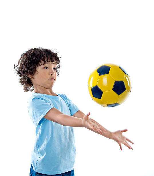 kleiner junge spielt fußball - soccer child indoors little boys stock-fotos und bilder