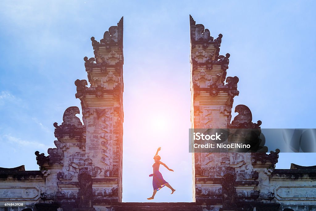 Frau Reisender springen mit Energie in Tor Tempel, Bali, Indonesien - Lizenzfrei Bali Stock-Foto