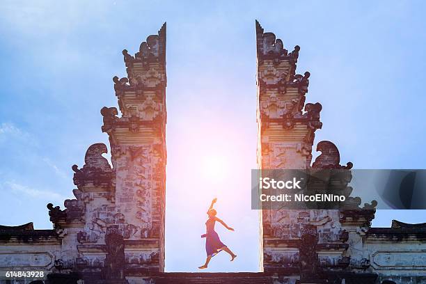 Frau Reisender Springen Mit Energie In Tor Tempel Bali Indonesien Stockfoto und mehr Bilder von Bali